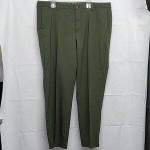 Dockers Signature Go Khakis Mens 42 X 32 Comfort Straight Leg Green